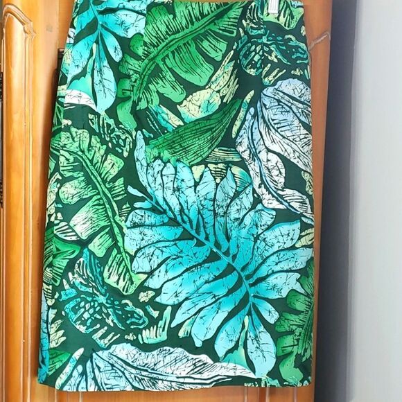 Evan-picone, 100 % silk skirt, completely line Beautiful shade of green.… - Picture 1 of 8